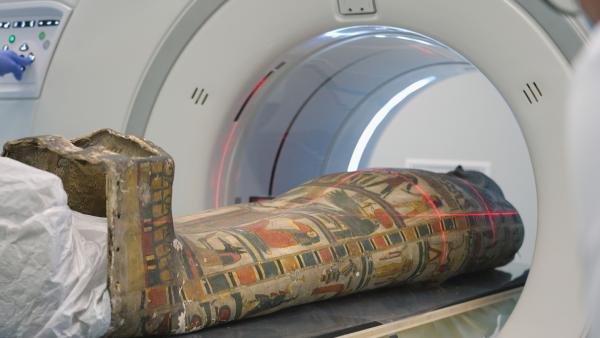 Bild 1 von 5: Dank moderner Technologie können Forschende Mumien heute behutsam untersuchen, ohne sie zu beschädigen.