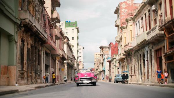 Bild 1 von 9: Im Bild: Noch immer prägen Oldtimer das Straßenbild von Havanna - Zeugen der Epoche vor der kubanischen Revolution als die Stadt eine Vergnügungsmeile für US-amerikansiche Touristen war.