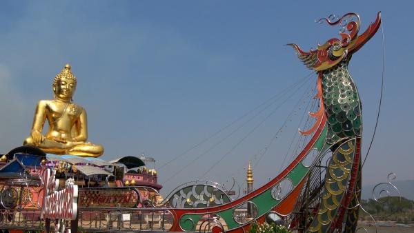 Bild 1 von 4: Unterwegs im Goldenen Dreieck: In Chiang Saen treffen sich die Ländergrenzen von Thailand, Myanmar und Laos inmitten des Mekong-Flusses.