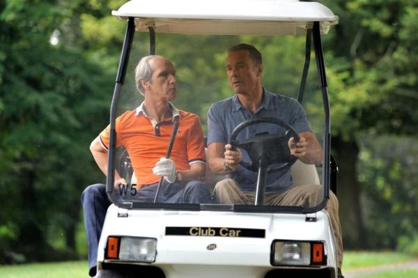 Bild 1 von 16: Als es Marla trotz der Entfernung ihres Blinddarms nicht besser geht, entführt Harald (Hannes Jaenicke, r.) kurzerhand den Chefarzt (Thomas Bestvater, l.) vom Golfplatz. Ein fataler Fehler ...