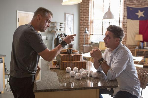 Bild 1 von 10: Um herauszufinden, welche Masche Elwoods (William Baldwin, r.) neueste ist, entführt Jack (George Eads, l.) ihn kurzerhand, doch damit hilft er ihm ungewollt ...