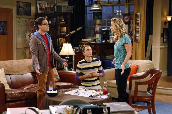 Bild 1 von 24: (v.l.n.r.) Leonard Hofstadter (Johnny Galecki); Sheldon Cooper (Jim Parsons); Penny (Kaley Cuoco)