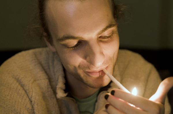 Bild 1 von 4: Kiffen unter Aufsicht der Universität Zürich: Teilnehmer des Modellprojekts im Cannabisverein ?The Chronic?