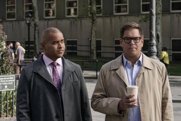 Bild 1 von 11: Chunk Palmer (Christopher Jackson, l.); Jason Bull (Michael Weatherly, r.)