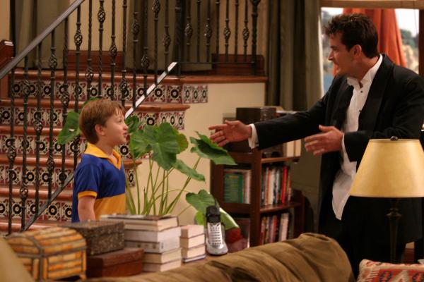 Bild 1 von 20: Charlie (Charlie Sheen, r.) begleitet seinen Bruder Alan und seinen Neffen Jake (Angus T. Jones, l.) zu einem Fußballturnier und lernt dort eine sehr attraktive Frau kennen ...