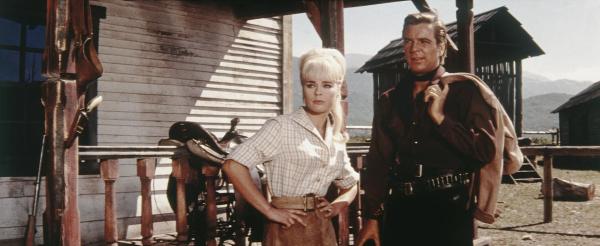 Bild 1 von 6: Die kesse Annie (Elke Sommer, l.) und der Farmer Martin Baumann (Götz George, r.) verstehen sich auf Anhieb sehr gut miteinander ...