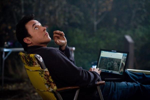 Bild 1 von 16: Während Jackson Curtis (John Cusack) nichtsahnend im Yellowstone Nationalpark den klaren Himmel betrachtet, verschiebt sich unter ihm bereits die Erdkruste. Mit katastrophalen Folgen ...