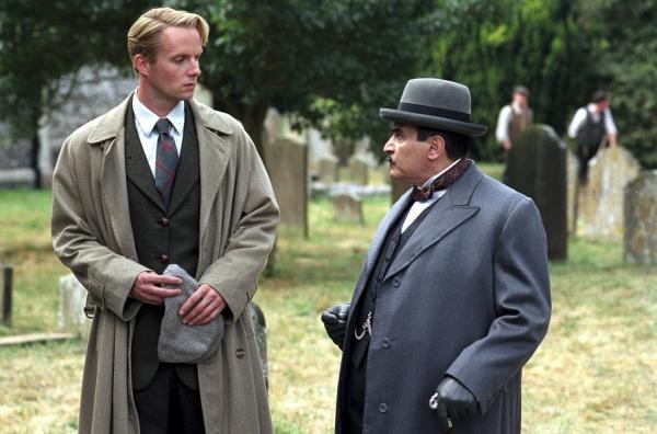 Bild 1 von 5: v.l.n.r. Roddy Winter (Rupert Penry Jones) und Poirot (David Suchet)