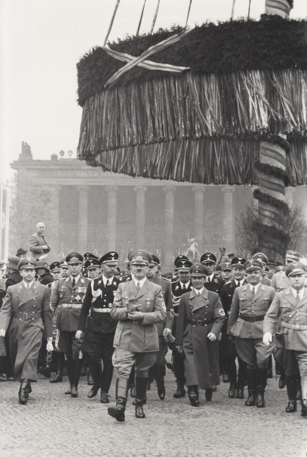 Bild 1 von 3: 1939: Hitler mit Himmler und Goebbels am 1. Mai in Berlin.
