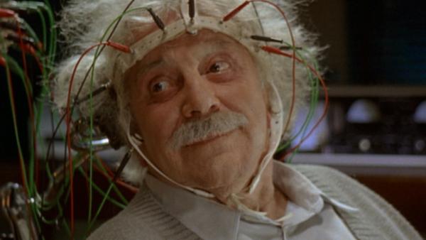 Bild 1 von 5: Albert Einstein (Darsteller unbekannt) während einer Gehirnstrommessung.