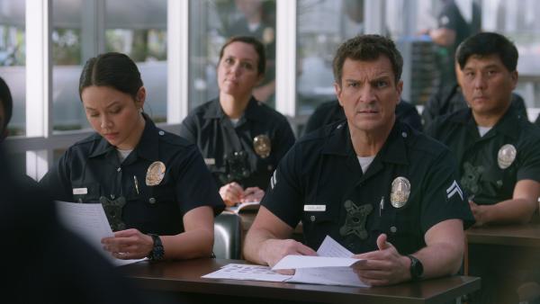 Bild 1 von 3: Officer Lucy Chen (Melissa O'Neil) und Officer Nolan (Nathan Fillion) erhalten auf der Polizeistation Unterlagen zu einem dringend gesuchten Fahrzeug.