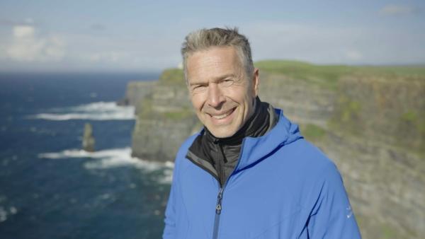 Bild 1 von 9: Insel voller Magie: Dirk Steffens entdeckt auf Irland Orte und die Mythen, die sich darum ranken. Die Cliffs of Moher sind Zeugen zahlreicher Geschichten.