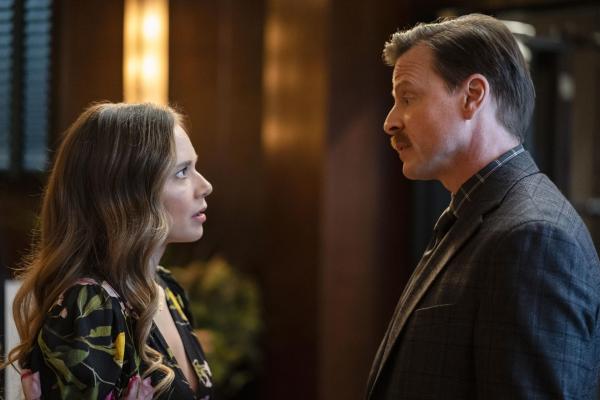 Bild 1 von 12: Sarah McKay (Kate Arrington, l.);Detective Tommy Killian ( Kevin Rankin, r.)