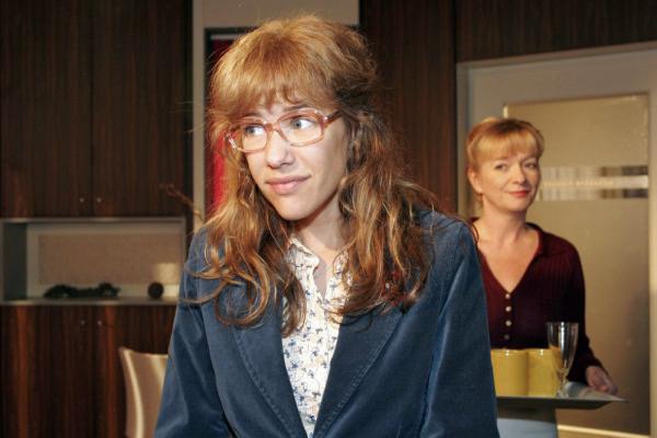 Bild 1 von 22: Helga (Ulrike Mai, r.) merkt, dass Lisa (Alexandra Neldel, l.) Rokko beschäftigt, aber Lisa will sich dazu nicht äußern. (Dieses Foto von Alexandra Neldel darf nur in Zusammenhang mit der Berichterstattung über die Serie \