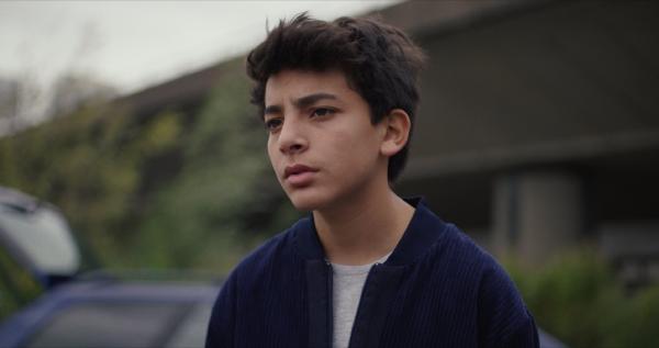 Bild 1 von 3: Der Konflikt mit seinen Eltern belastet Momo (Shahine El-Hamus) zunehmend. Er muss immer häufiger an Erinnerungen aus seiner Kindheit zurückdenken.