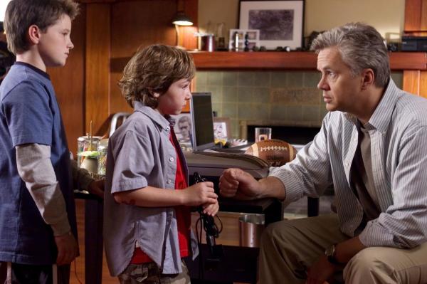 Bild 1 von 14: Als ihr Vater (Tim Robbins, r.) das Haus verlässt, stöbern Danny (Jonah Bobo, M.) und Walter (Josh Hutcherson, l.) im Keller herum, wo sie auf das mysteriöse Spiel \