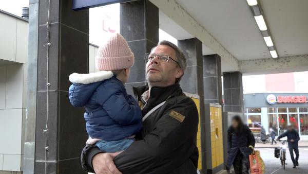 Bild 1 von 3: Jan und seine Tochter Jolien droht die Obdachlosigkeit, da die Vermieterin des alleinerziehenden Vaters ihnen fristlos gekündigt hat. Verzweifelt versucht Jan, die Situation zu retten, um nicht mit seiner Tochter auf der Straße zu landen.