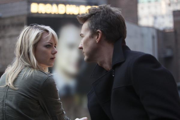 Bild 1 von 13: Sam (Emma Stone, l.), die Tochter eines ehemals berühmten Hollywood-Darstellers, trifft auf Mike Shiner (Edward Norton, r.), den erfolgreichen Broadway-Schauspieler, der mit ihrem Vater Riggan Thomson ein Theaterstück zusammen spielen soll. Beide haben ihre Schwierigkeiten mit dem labilen Riggan und werden mehr als einmal von ihm überrascht ...