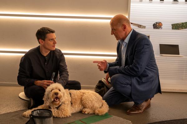 Bild 1 von 4: Rico, das Gewohnheitstier: Kriminaldirektor Michael Kaiser (Karl Kranzkowski, r.) erinnert Kommissar Rico Sander (Benjamin Strecker, l.) daran, dass es Zeit ist, die Therapiehündin Bonnie zurückzugeben. So richtig kann Rico aber noch nicht loslassen.