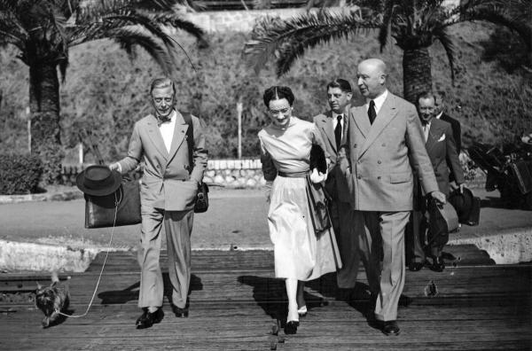 Bild 1 von 6: Der britische König Edward VIII. (li.) und seine Geliebte Wallis Simpson verbringen den Sommer 1936 an der Côte d'?Azur. Hier können sie ihre Affäre unbeschwert ausleben.
