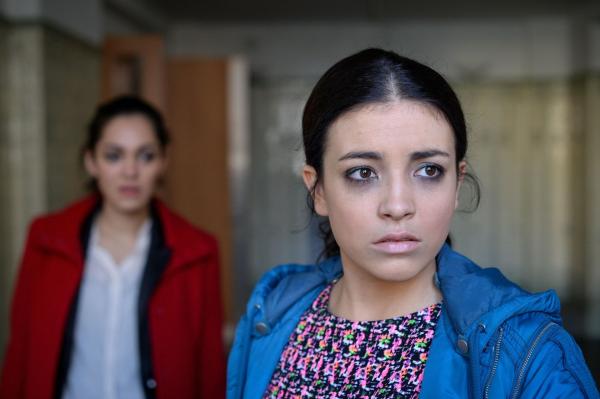 Bild 1 von 6: Olivia Fareedi (Nilam Farooq, l.); Aynin Begum (Helen Woigk, r.)