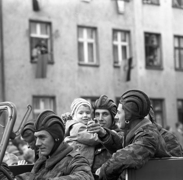 Bild 1 von 4: Offiziell beschwört die Sowjetarmee ihre \