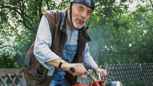 Bild 1 von 1: Moped, Mofa, Motorrad - Peter (Peter Lustig) schaut sich die motorisierten Zweiräder genauer an.