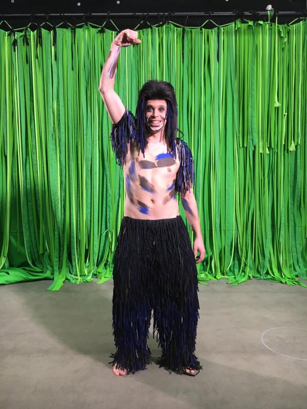 Bild 1 von 4: Checker Tobi im Affenkostüm.