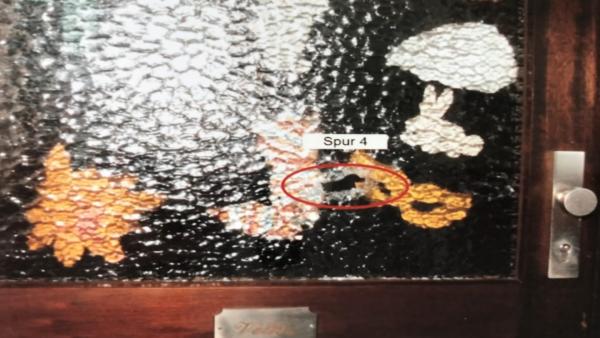 Bild 1 von 3: Jürgen Volke wohnt in einem Reihenhaus in der Hanauer Innenstadt. Die Schüsse, die ihn töten, sind durch die eigene Wohnungstür gedrungen.