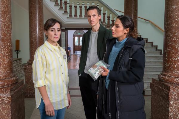 Bild 1 von 4: Dr. Shirin Karami (Artemis Chalkidou, l.), spielt die Ahnungslose und ist überzeugt davon, dass Alina Voss das Geld auf legalem Weg erhalten hat.