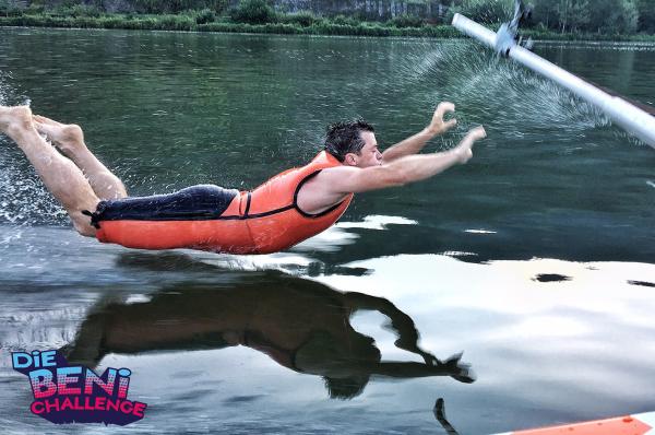 Bild 1 von 3: Benedikt Weber ist zurück im Disney Channel und stellt sich ab Frühjahr in DIE BENI CHALLENGE scheinbar unmöglichen Herausforderungen: Kann ein Mensch 100 Meter weit mit nackten Füßen übers Wasser laufen? Oder unter Wasser eine Bratwurst grillen? Natürlich nicht!... Oder etwa doch? Benedikt findet es raus, egal wie und egal womit, denn \