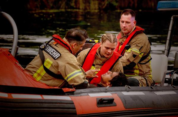 Bild 1 von 4: Markus (Max Hemmersdorfer, l.) und Billy (Anna Schimrigk, M.) retten den Ertrinkenden.