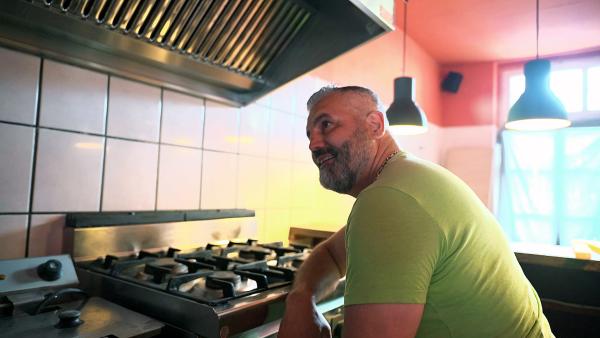 Bild 1 von 6: Hani kann es nicht glauben: Der Gasherd, das Herzstück der Küche, will nicht anspringen. Und ohne Gas, kein Kartoffeldöner!
