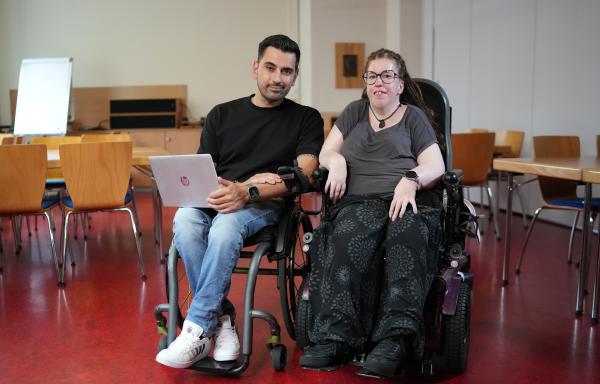 Bild 1 von 6: Tan Caglar trifft Existenzgründerin Daniela Heinlein in Nürnberg. Mit ihrer Firma \