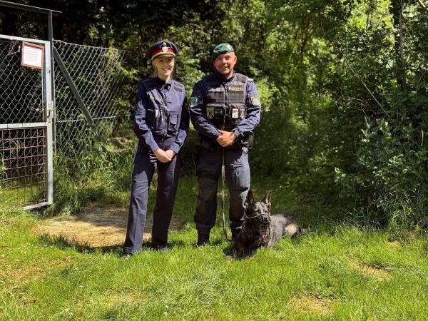 Bild 1 von 8: Im Bild: Lena trifft Markus und seinen Polizeihund Sunny.