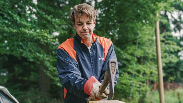 Bild 1 von 1: Bernd beim Holzhacken eines umgestürzten Baumes.