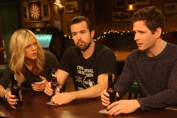 Bild 1 von 7: (v.l.n.r.) Dee Reynolds (Kaitlin Olson); Mac (Rob McElhenney); Dennis Reynolds (Glenn Howerton)