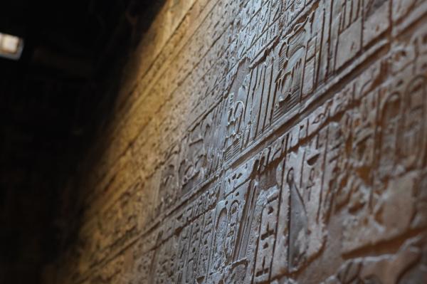 Bild 1 von 14: Die Hieroglyphen sind Teil der Faszination des alten Ägyptens. In der Grabkapelle der Gottesgemahlin Amenirdis bedecken sie ganze Wände und machen unter anderem deutlich, dass die Amtsinhaberin in kultischen Belangen die Stellvertreterin des regierenden Königs war.