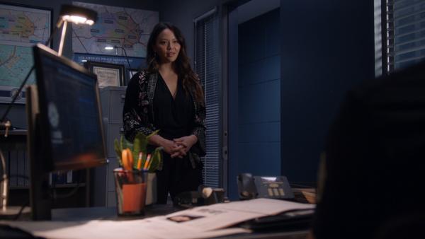 Bild 1 von 3: Officer Lucy Chen (Melissa O'Neil) setzt alles daran, ein Gespräch mit Tim Bradford zu führen, um ihn um Entschuldigung zu bitten.