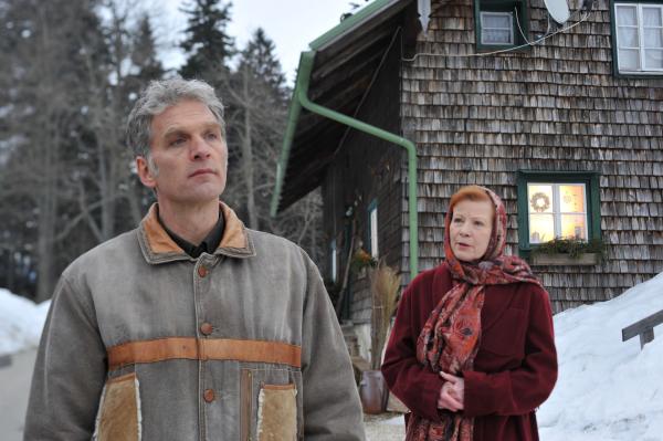 Bild 1 von 5: Marte (Renate Schroeter, r.) hat sich nach dem Tod ihrer Tochter in den Kopf gesetzt, bei ihrem Schwiegersohn Florian (Walter Sittler, l.) zu wohnen. Doch dieser ist von ihrem Vorschlag nicht sonderlich begeistert.