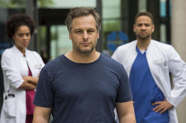 Bild 1 von 6: (v.l.n.r.) Vivienne Kling (Jane Chirwa); Peter \