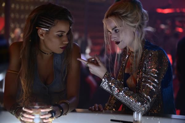 Bild 1 von 11: Black Canary (Jurnee Smollett-Bell, l.); Harley Quinn (Margot Robbie, r.)