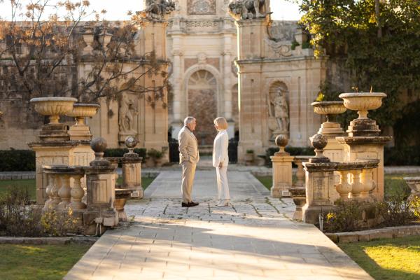 Bild 1 von 5: Mrs. Rothman (Sofia Helin) und ihr Informant (Kevin McNally) stehen in engem Austausch. Doch welches geheime Ziel verfolgen sie?