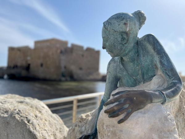 Bild 1 von 10: Im Bild: Überall auf Zypern begegnet einem die Göttin der Schönheit und der Liebe: Aphrodite - hier als Statue im Hafen von Paphos.