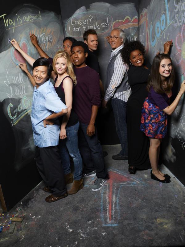 Bild 1 von 28: (2. Staffel) - Eine ganz spezielle Lerngruppe: Jeff (Joel McHale, 4.v.r.), Britta (Gillian Jacobs, 2.v.l.), Pierce (Chevy Chase, 3.v.r.), Shirley (Yvette Nicole Brown, 2.v.r.), Abed (Danny Pudi, 3.v.l.), Troy (Donald Glover, 4.v.l.), Annie (Alison Brie, r.) und Senor Chang (Ken Jeong, l.) ...