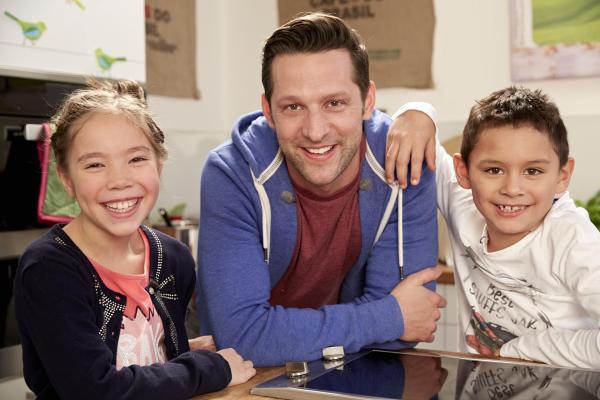 Bild 1 von 13: Im Bild: Alexander Kumptner mit den Kochkids Lara und Luis.