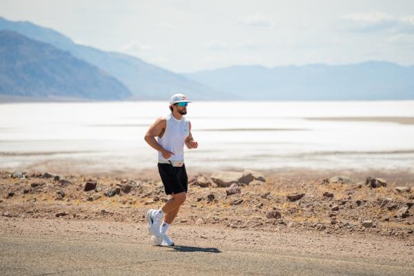 Bild 1 von 12: Red Bull athlete Arda Saatçi trains before the 2026 Red Bull Cyborg Season Ultra 600 in Death Valley, CA, USA on May 4, 2026.  // SI202605050576 // RBMN / Arda Saatçi / 2026 / Red Bull Cyborg Season Ultra 600 // Cameron Moon / Red Bull Content Pool