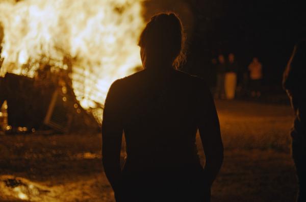 Bild 1 von 3: Wo ist mein Platz? Wie geht es weiter? Bei der Feier zum alljährlichen Sonnwendfeuer stellt sich die Protagonistin (Lisa Weber) existentielle Fragen.