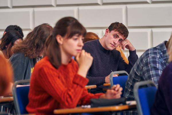Bild 1 von 3: Egal, ob im Hörsaal oder Zuhause, Connell (Paul Mescal) bekommt Marianne (Daisy Edgar-Jones) einfach nicht aus dem Kopf.