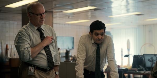 Bild 1 von 3: Ein so katastrophales Scheitern der Mission war nie einkalkuliert worden. Missionsleiter Emil Durkhov (Vlad Ivanov, l.) und der französische Delegierte Xavier De Livier (Laurent Capelluto, r.) sind sich eines bewusst: die Astronauten der ISS sind auf sich allein gestellt, falls sie noch leben.